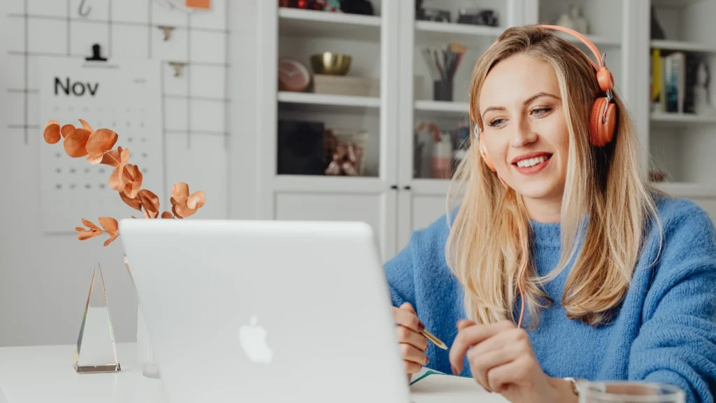 Delegar no es perder control, es ganar foco. Aprende a identificar las señales que indican que tu negocio necesita un Asistente Virtual y empieza a trabajar de forma más organizada y rentable.