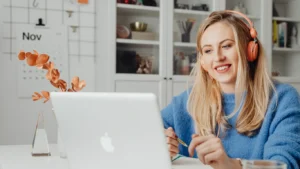 Delegar no es perder control, es ganar foco. Aprende a identificar las señales que indican que tu negocio necesita un Asistente Virtual y empieza a trabajar de forma más organizada y rentable.