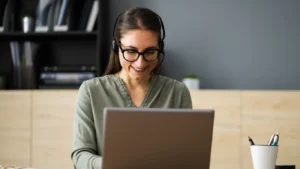 Asistentes virtuales especializados y generalistas trabajando en un negocio digital