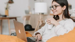 mujer trabajando desde casa con ordenador portátil