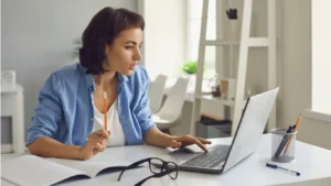 Herramientas de diseño y creación de contenido que puede utilizar una asistente virtual.